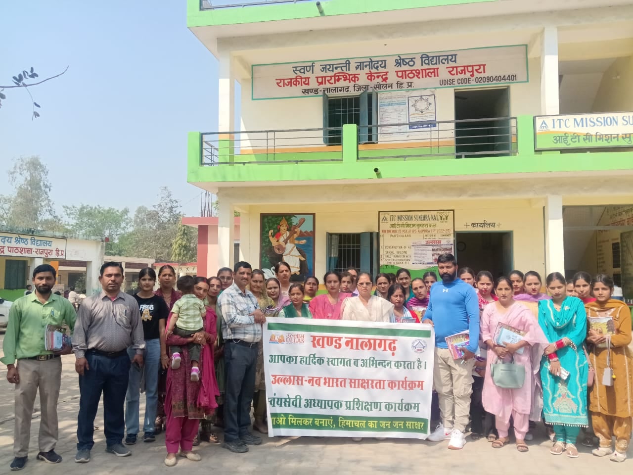 नालागढ़ में नवभारत साक्षता अभियान के तहत लगाए गए प्रशिक्षण शिविर में भाग लेते हुए स्वयं सेवी अध्