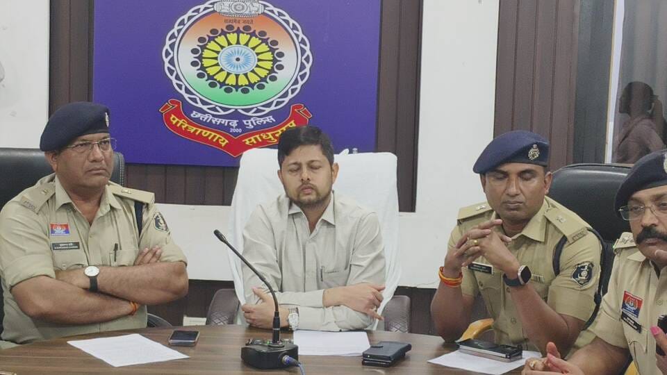पुलिस ने आरोपी भाजपा नेता सहित 3 आरोपी गिरफ्तार,पुलिस ने खेत से 8 करोड़ का अफीम के पौधा जप्त