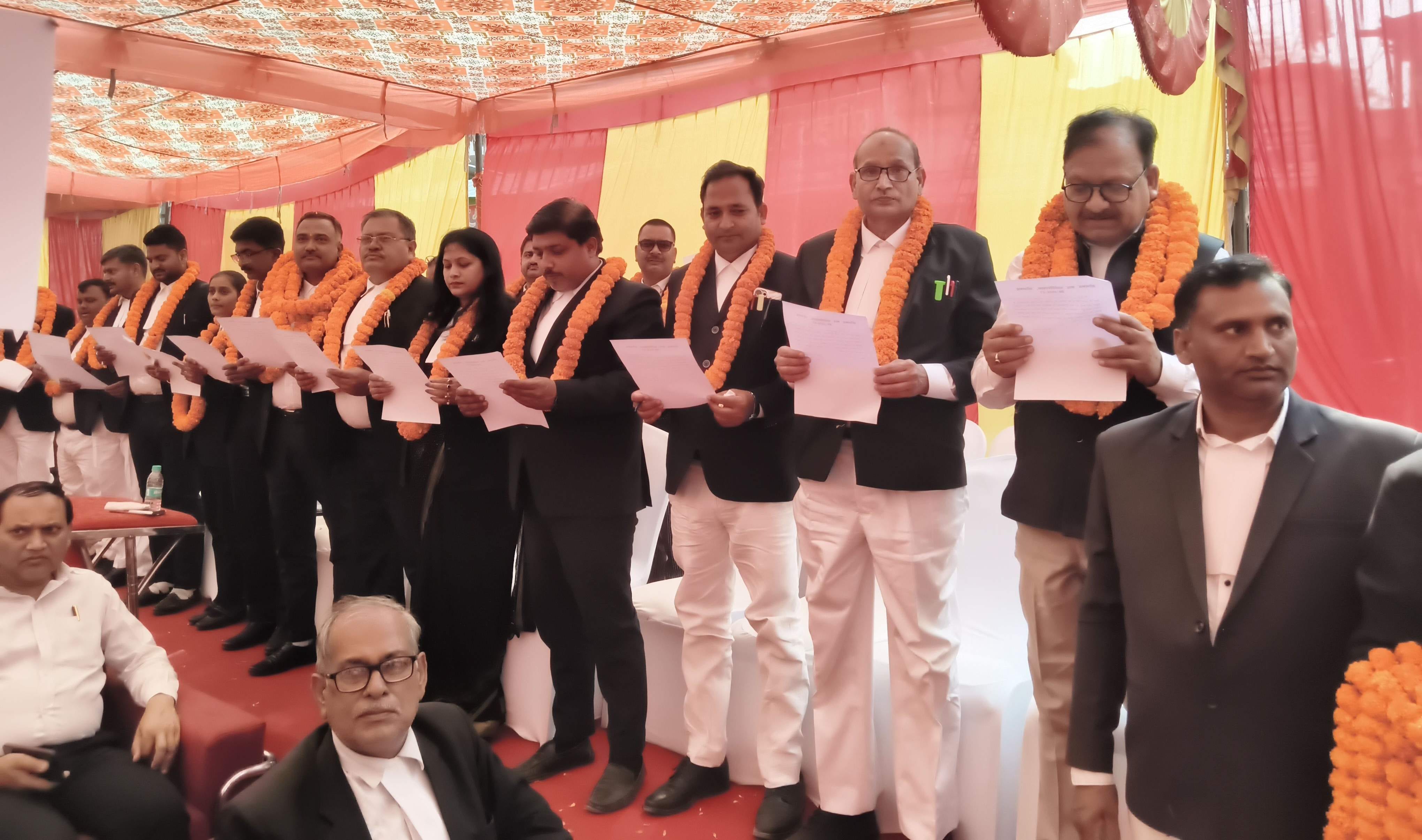 रॉबर्ट्सगंज तहसील परिसर में सोनभद्र बार एसोसिएशन के नवनियुक्त अध्यक्ष अशोक कुमार श्रीवास्तव को रॉबर्ट्सगंज तहसील परिसर में सोनभद्र बार एसोसिएशन के नवनियुक्त अध्यक्ष अशोक कुमार श्रीवास्तव को