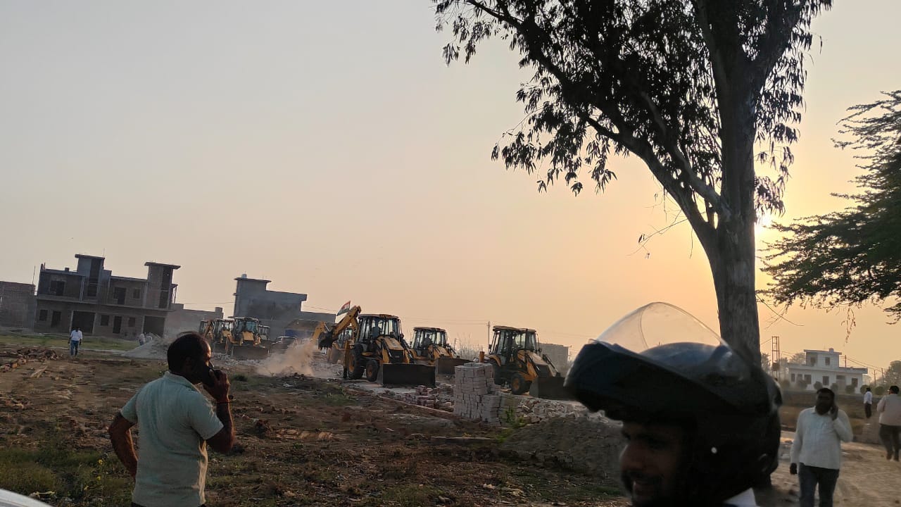 रोहता रोड पर अवैध कालोनियों को ध्वस्त करती एमडीए की टीम रोहता रोड पर अवैध कालोनियों को ध्वस्त करती एमडीए की टीम
