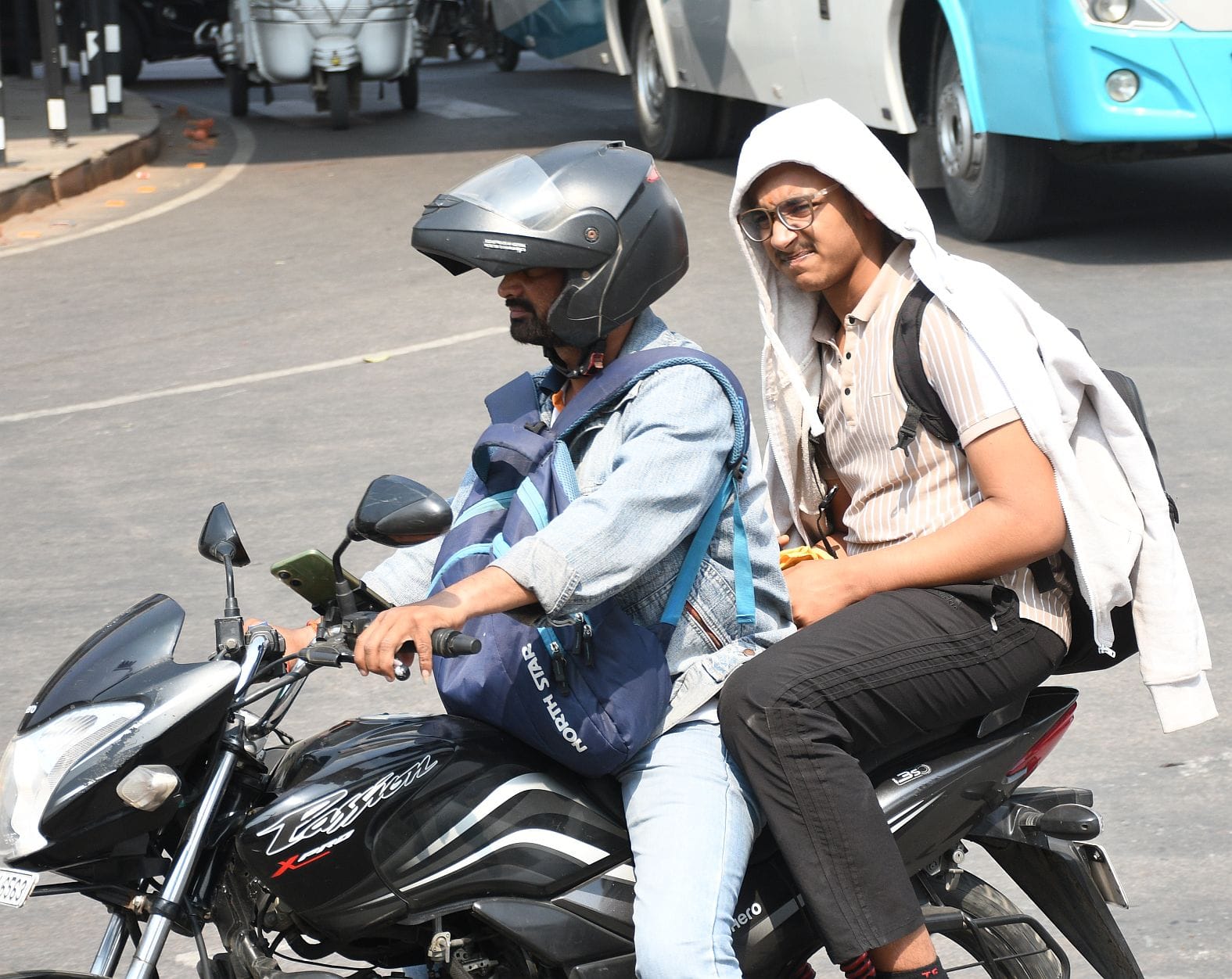 राजधाानी में शुक्रवार दोपहर धूप तेज रही। 