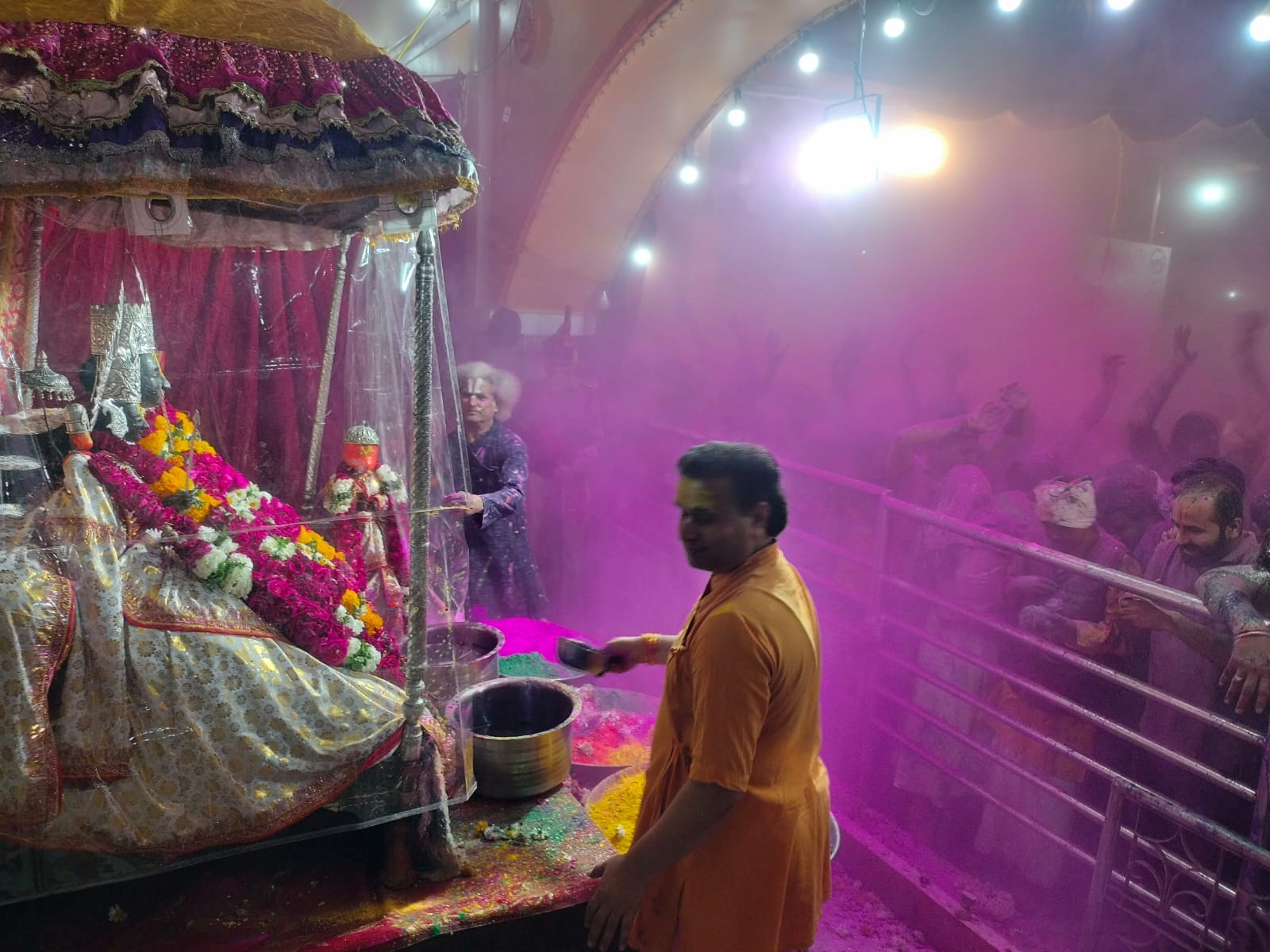 रामराजा मंदिर में होली खेलते श्रद्धालु