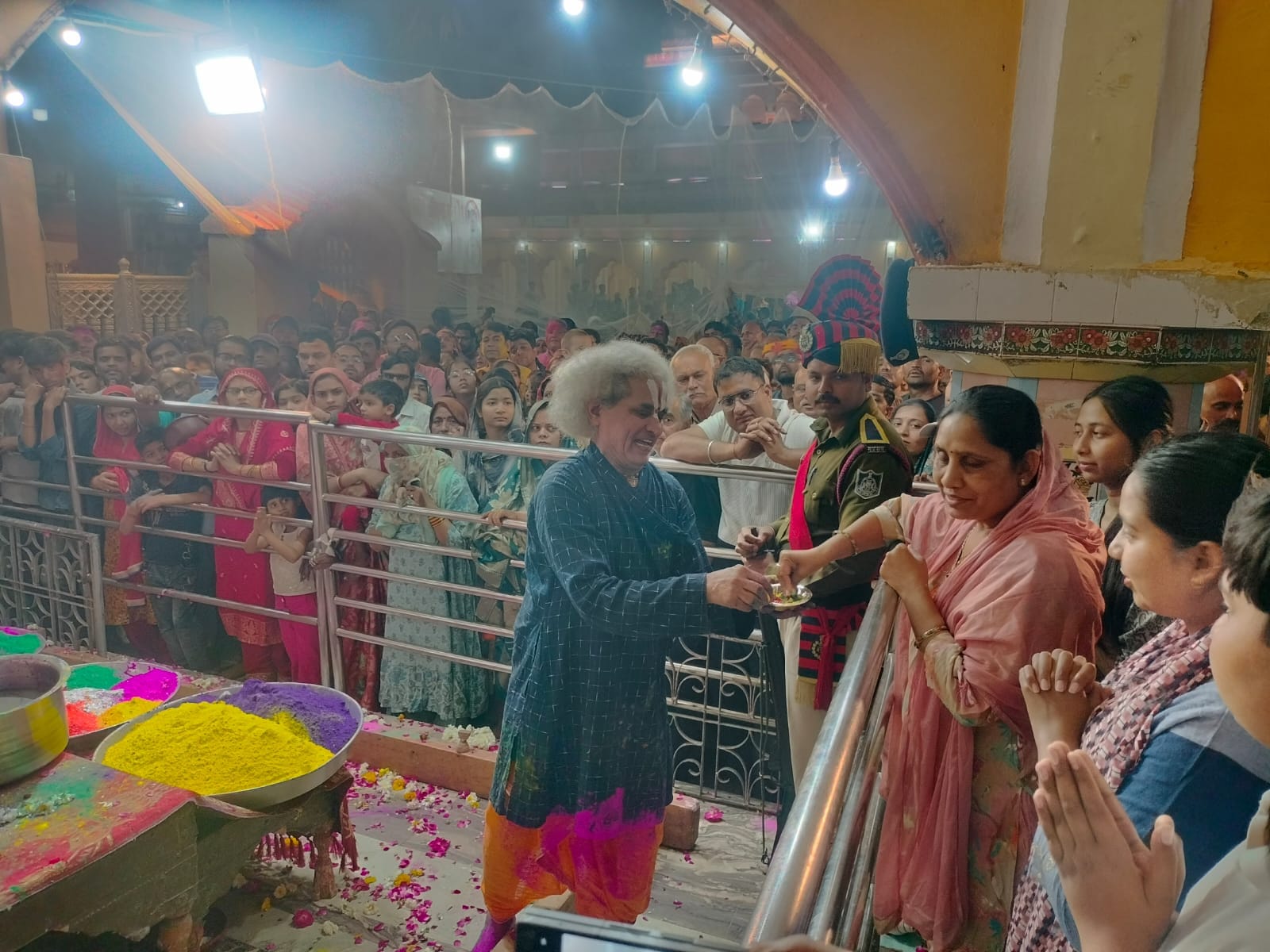 रामराजा मंदिर में होली खेलते श्रद्धालु