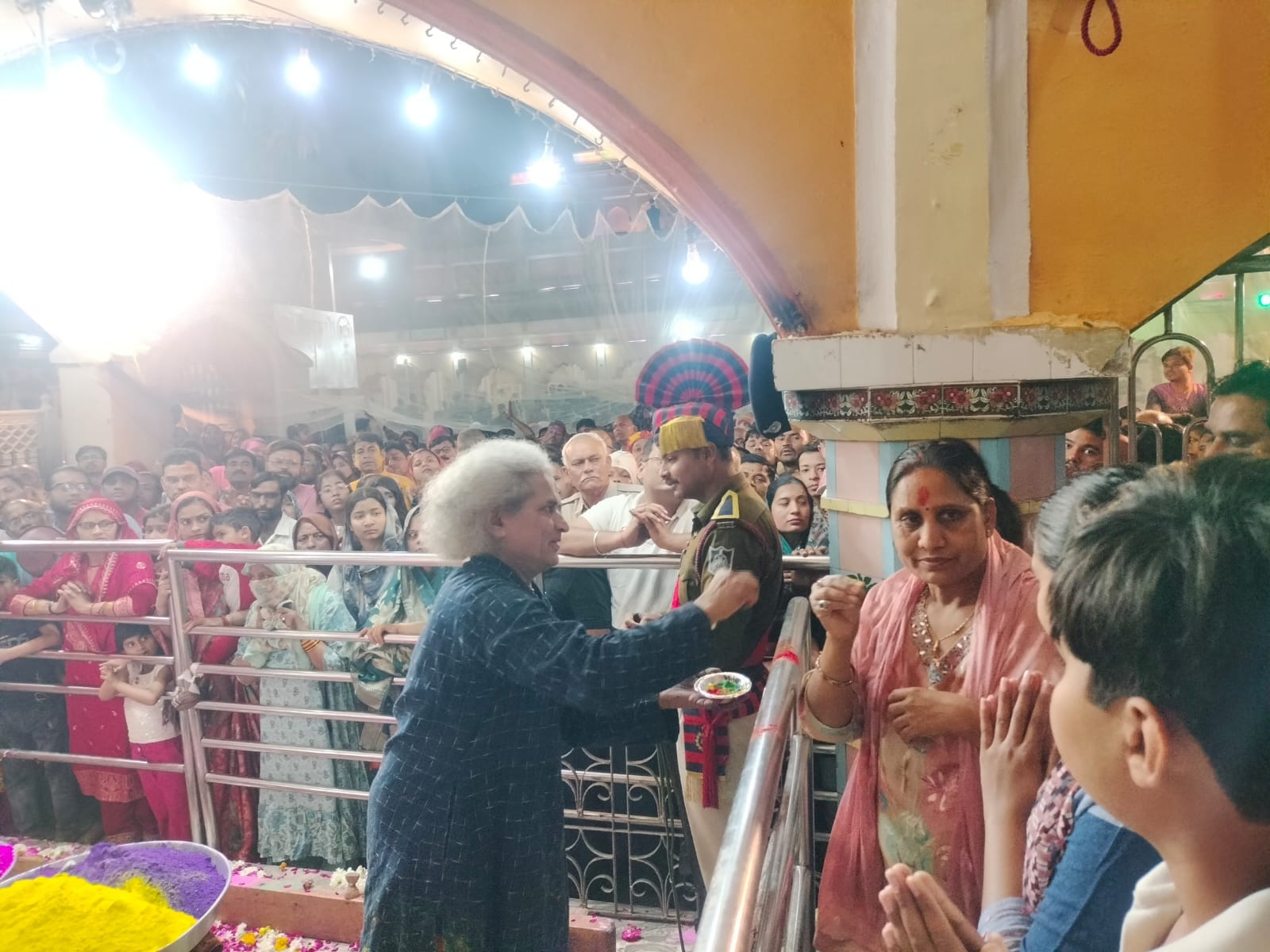 रामराजा मंदिर में होली खेलते श्रद्धालु