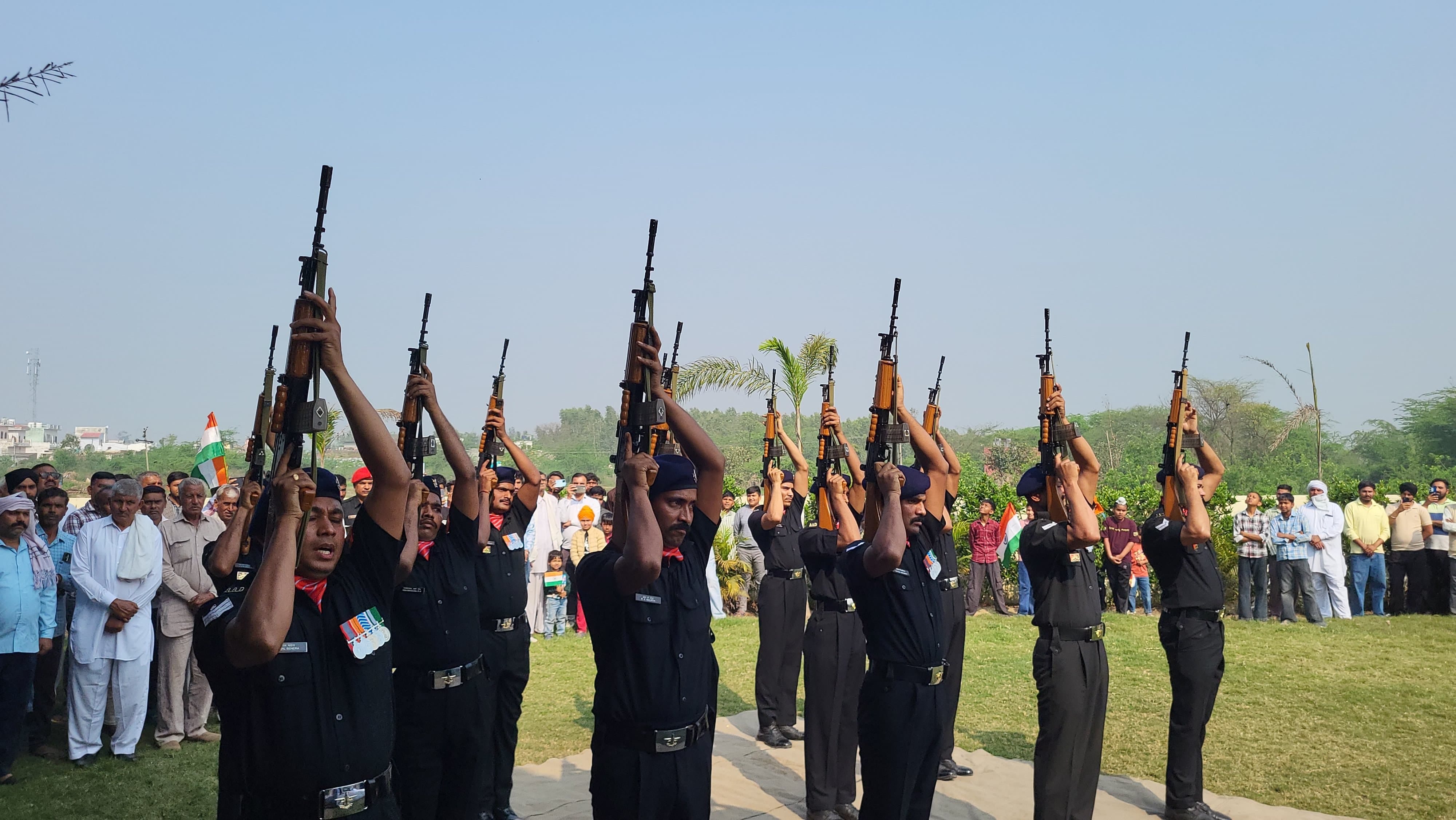 सांबापुर गांव में अंतिम विदाई के दौरान विलाप करतीं बलिदानी की पत्नी। संवाद सांबापुर गांव में अंतिम विदाई के दौरान विलाप करतीं बलिदानी की पत्नी। संवाद