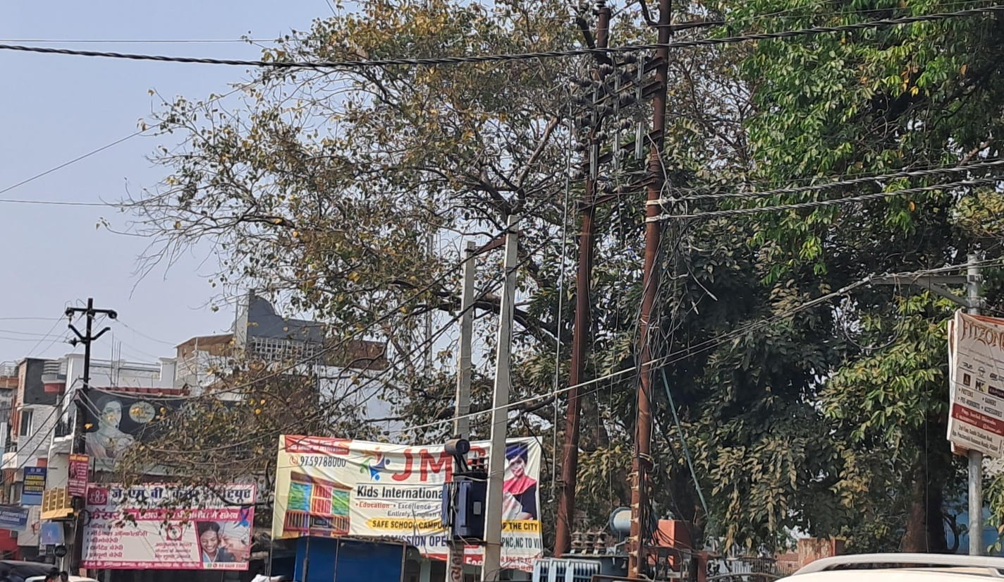 शहर के दूधिया मंदिर मार्ग लगा झुका खंभा व गली में झूलता तार। संवाद