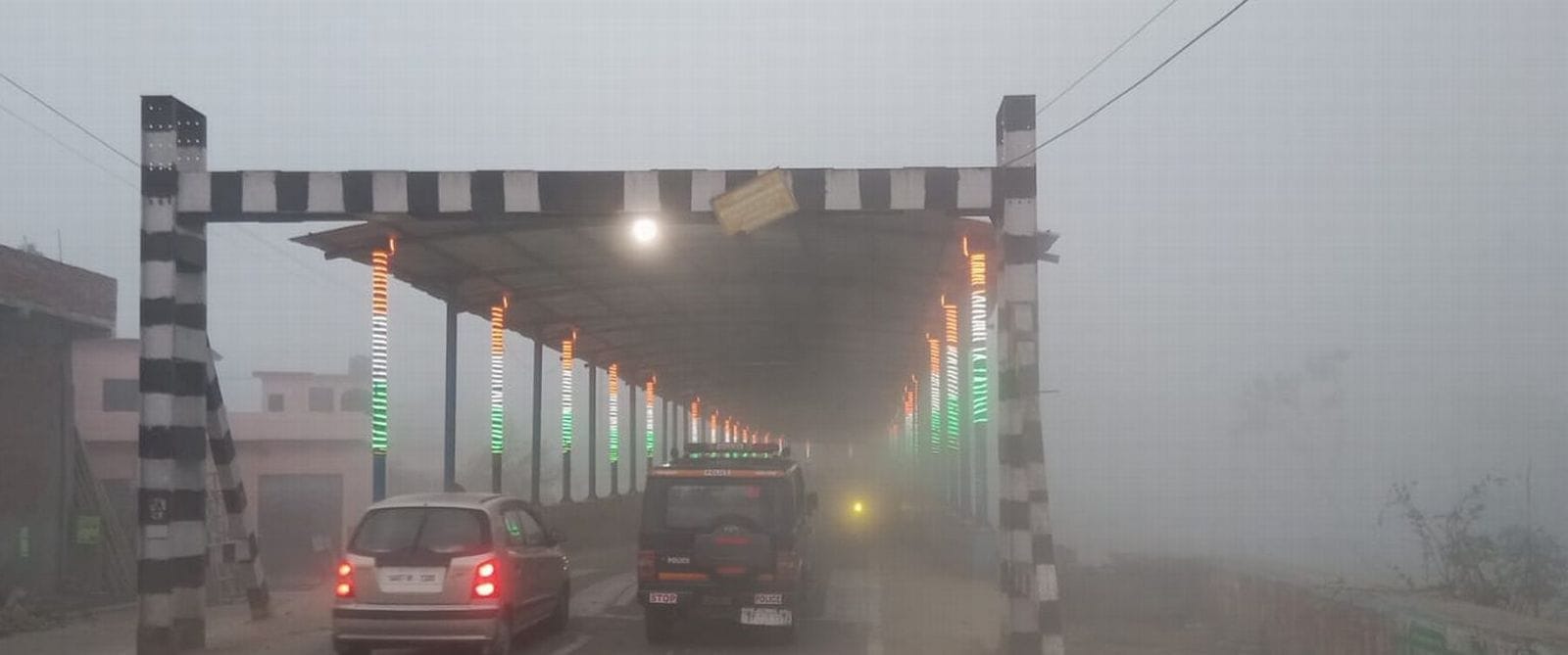 शहर में सुबह के समय सड़कों पर कोहरा छाया रहा। संवाद