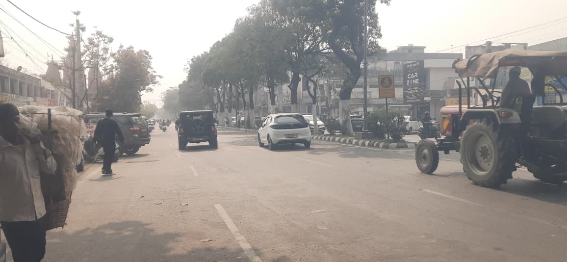 शहर में दोपहर बाद छाए हल्के काले बादल। संवाद