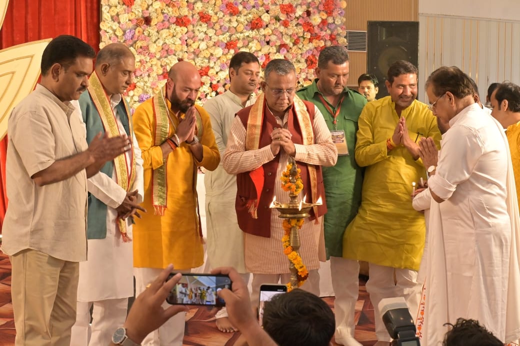 शहीद पथ स्थित दयालबाग में श्री राधा माधव रसामृत कथा के दूसरे दिन मौजूद मुख्य अतिथि व अन्य।  