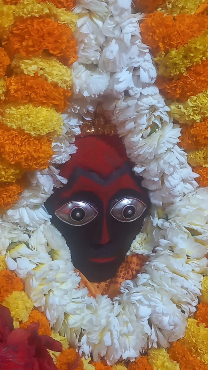 शीतला चौकियां में हाथ में नारियल चुनरी लेकर दर्शन पूजन के लिए कतार में लगे श्रद्धालु। स्रोत-संव