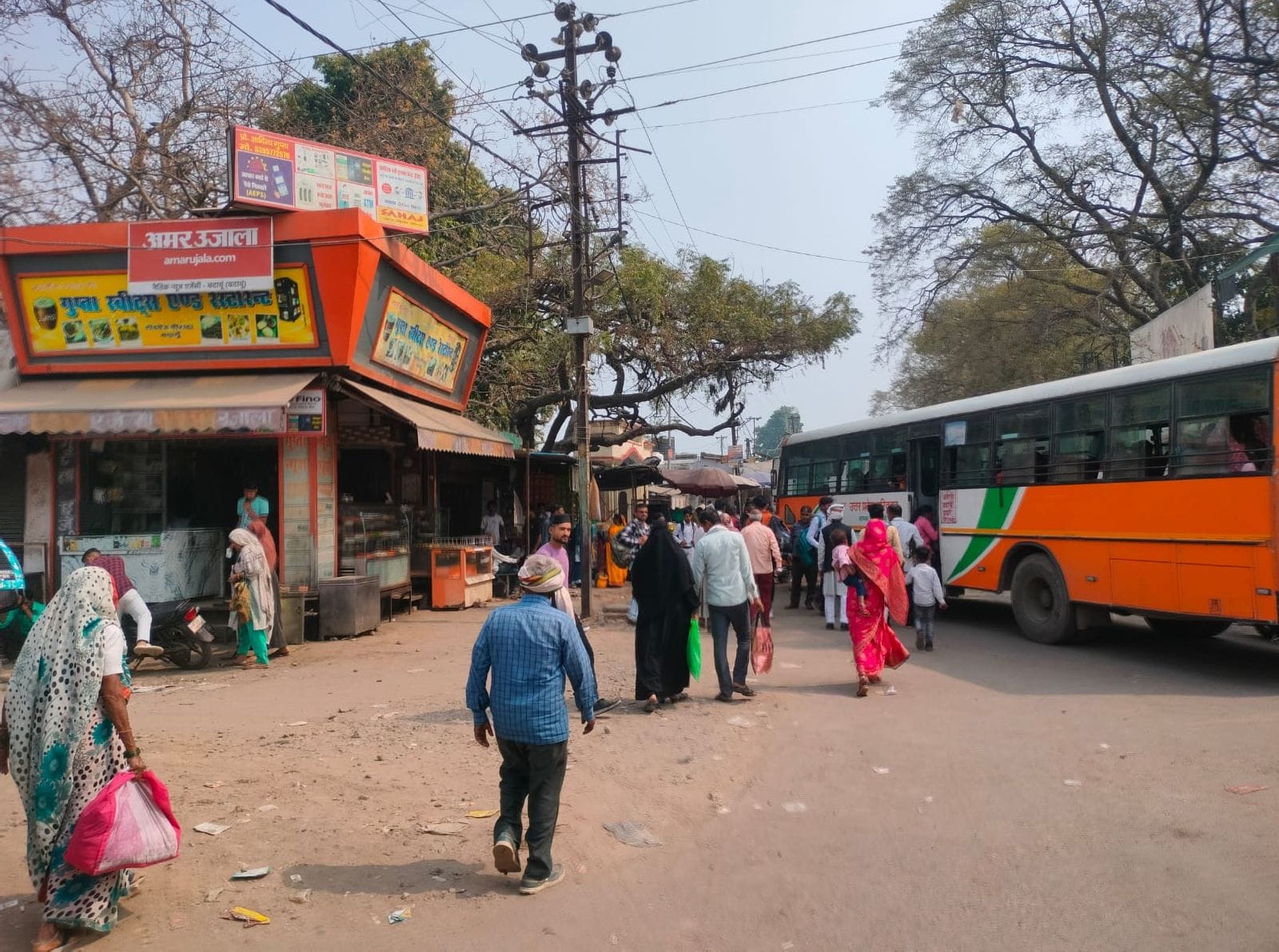 ट्र्रेन पर चढ़ने को मारामारी। संवाद