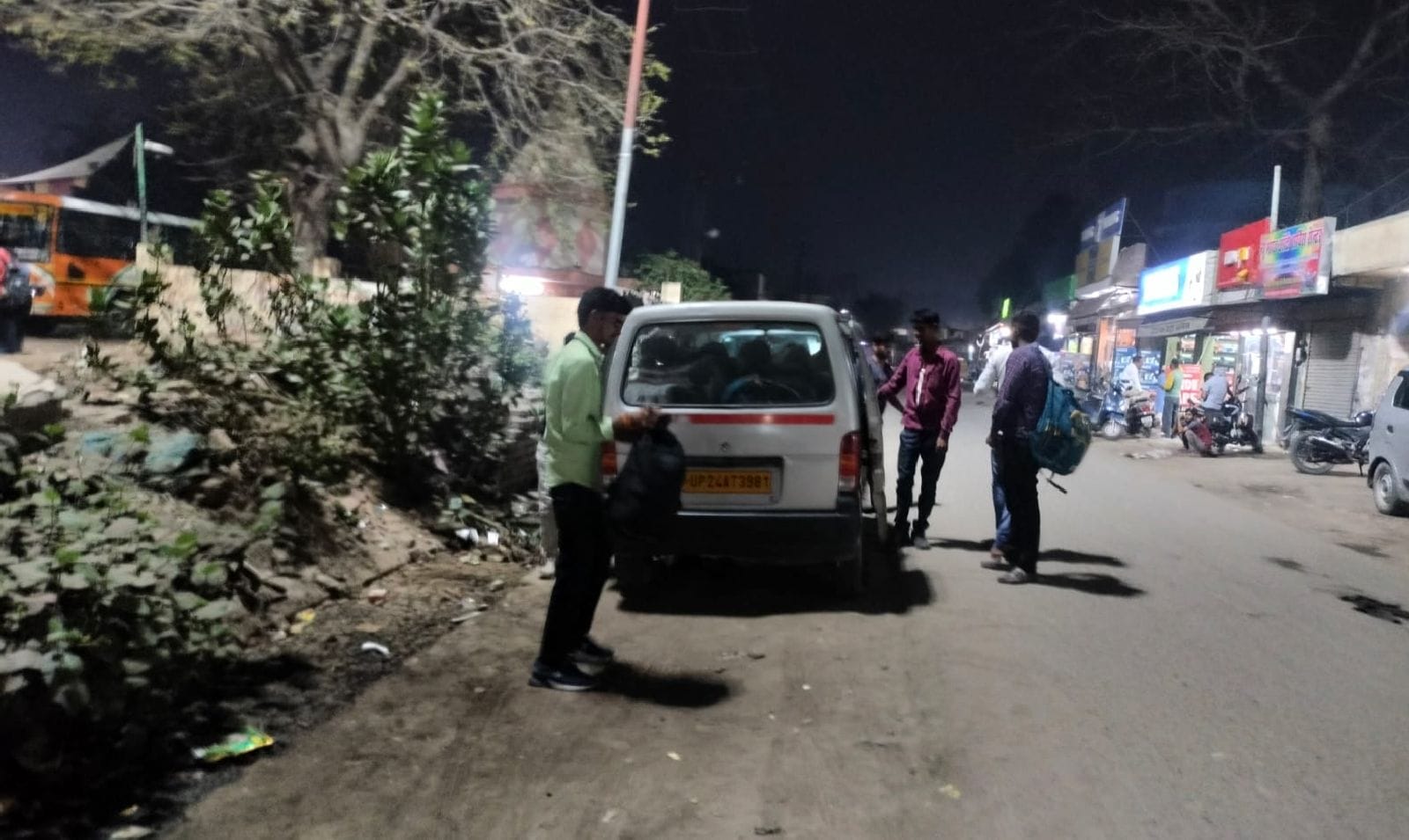 ट्र्रेन पर चढ़ने को मारामारी। संवाद