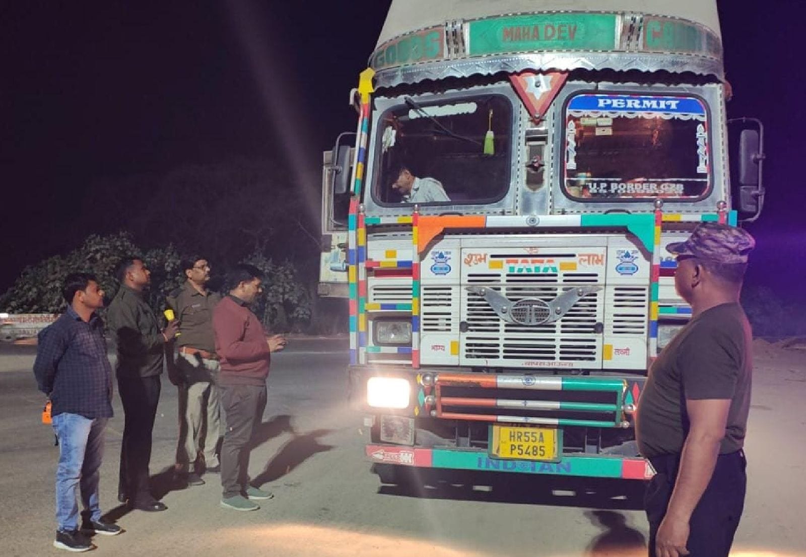 ट्र्रेन पर चढ़ने को मारामारी। संवाद