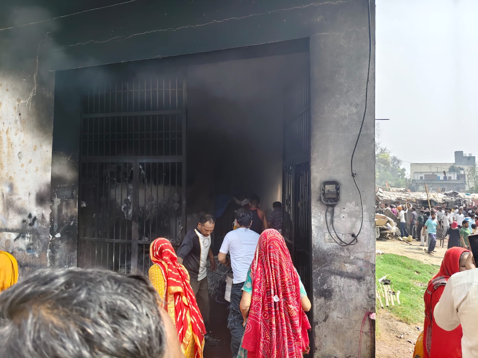 07जेएनडी33, 34, 35, 36: हादसे के बाद विलाप करते परिजन। संवाद