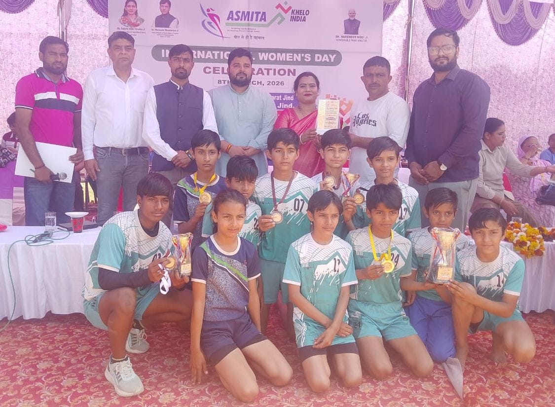 08जेएनडी08: दौड़ में भाग लेती हुई खिलाड़ी। संवाद 08जेएनडी08: दौड़ में भाग लेती हुई खिलाड़ी। संवाद