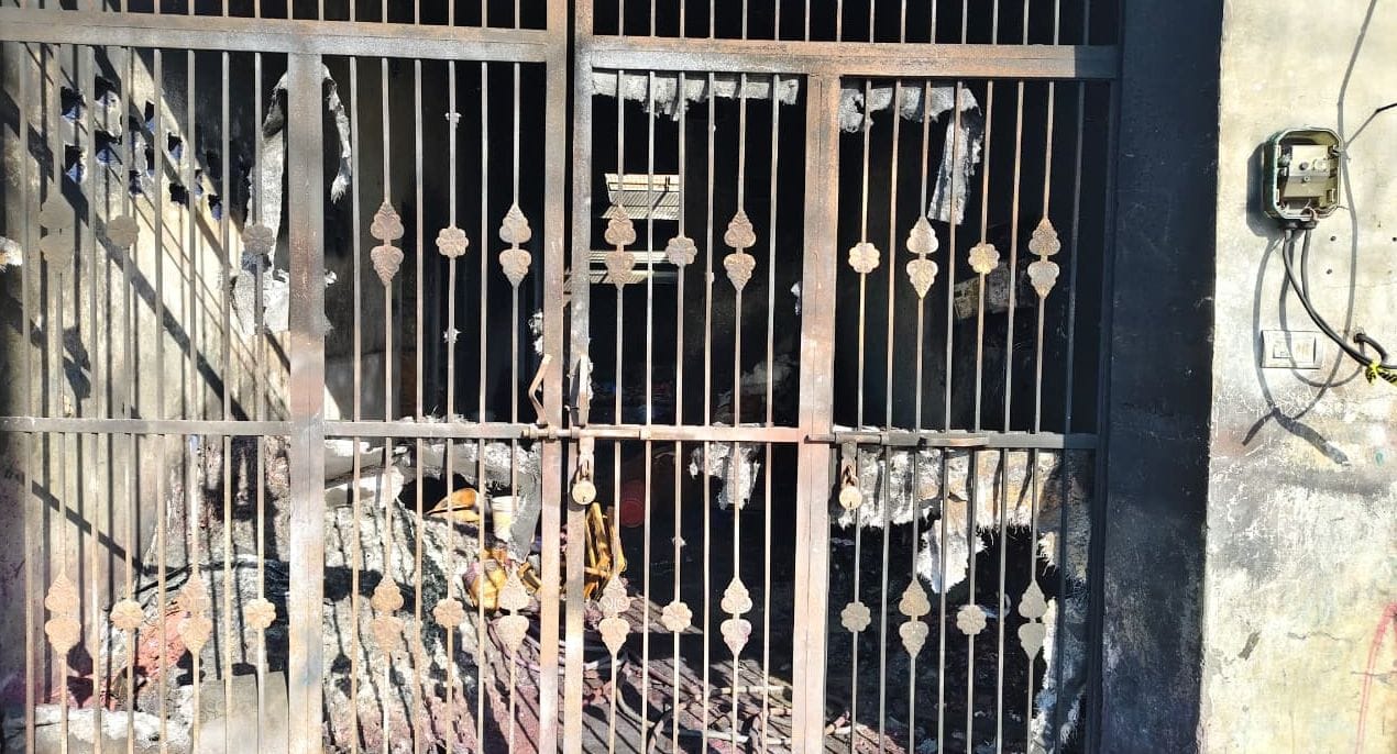 08जेएनडी37: रविवार को भाट कालोनी में अवैध चल रही अन्य फैक्टरियों पर कार्रवाई की मांग को लेकर एक