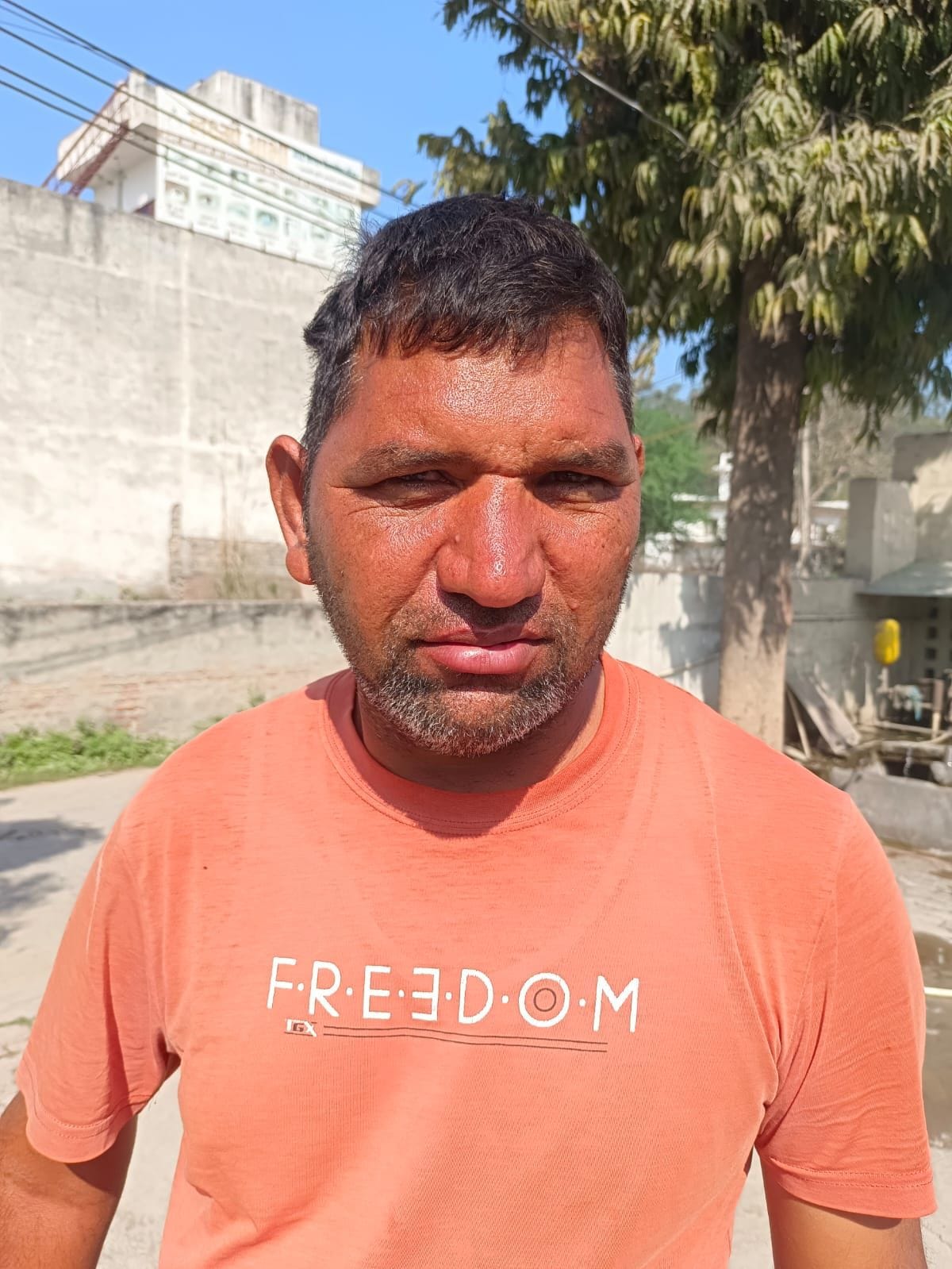 14 :सोनीपत रोड पर शहर के वार्ड 10 में सड़क के अधूरे निर्माण के चलते फैले कंकड़-पत्थर। संवाद