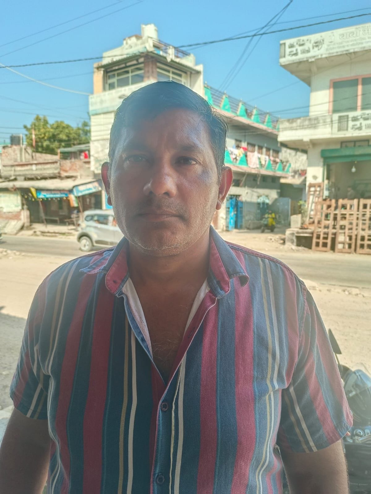 14 :सोनीपत रोड पर शहर के वार्ड 10 में सड़क के अधूरे निर्माण के चलते फैले कंकड़-पत्थर। संवाद