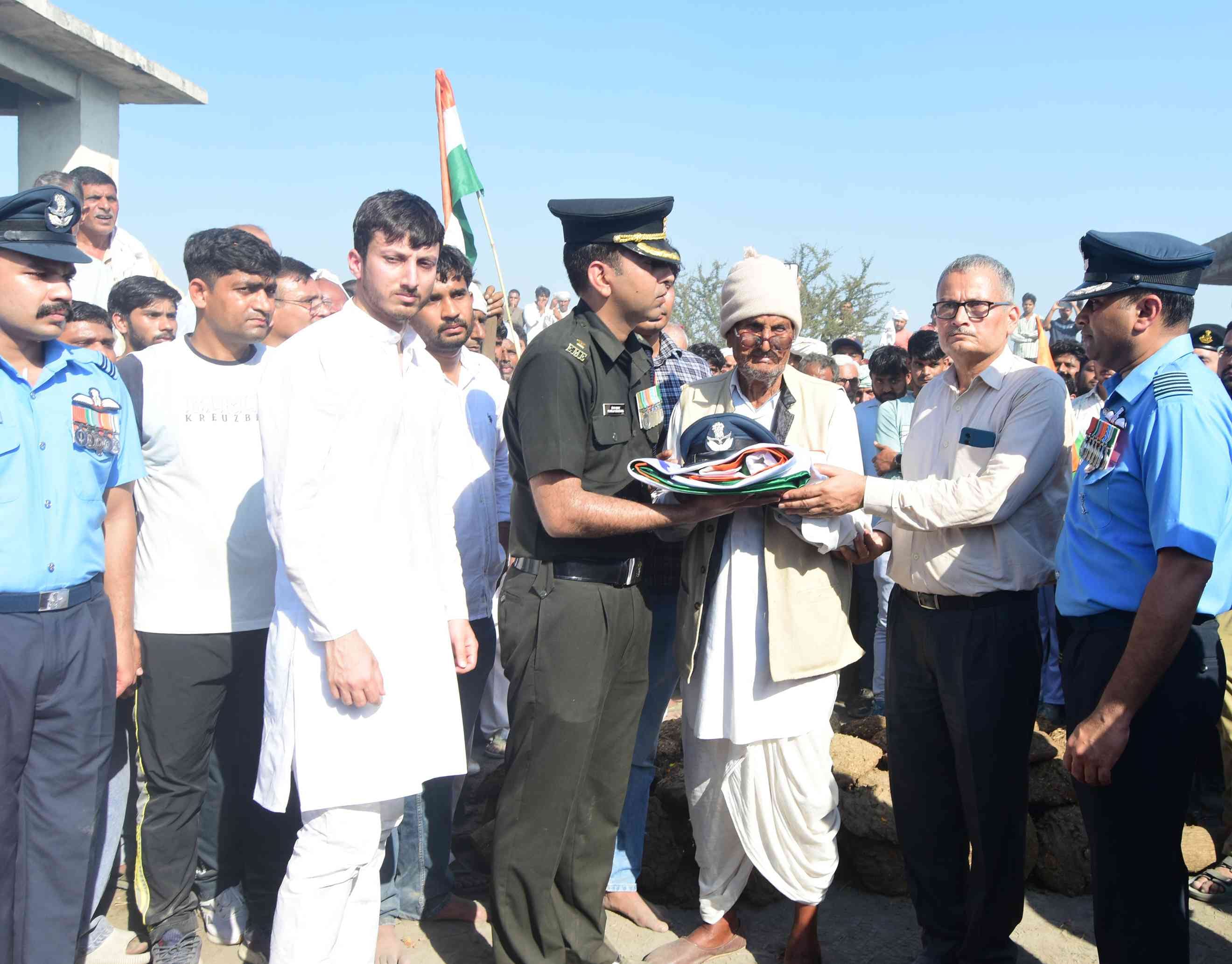 15-रोहतक के ककराना में शहीद अनुज वशिष्ठ के पार्थिव शरीर पर पुष्प चक्र अर्पित करते सहकारिता म