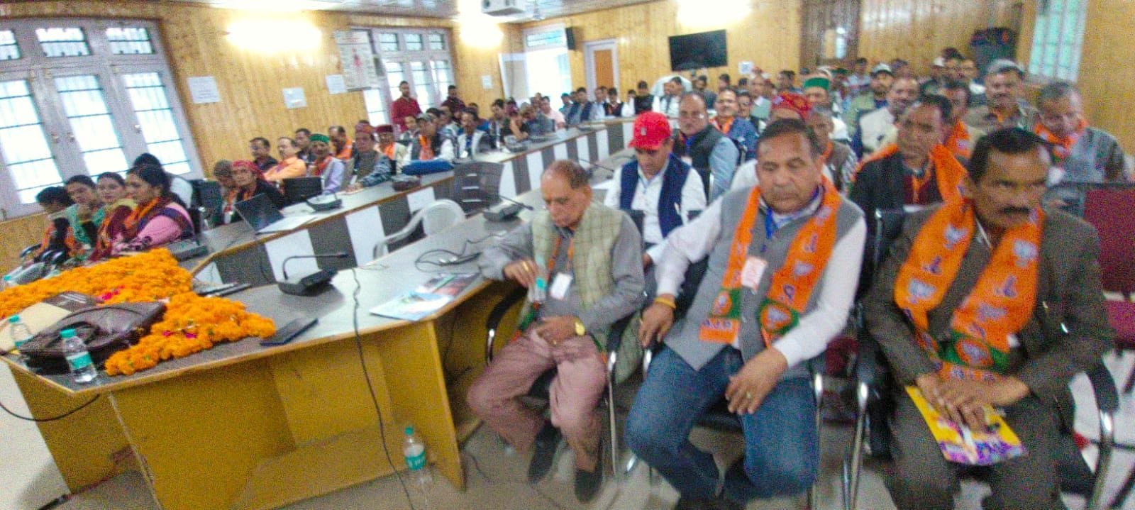 आनी में भाजपा के दो दिवसीय कार्यशाला में मौजूद पदाधिकारी और कार्यकर्ता। स्रोत : भाजपा
