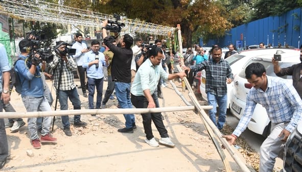 अतिक्रमण हटाती टीम।