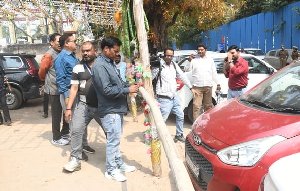 अतिक्रमण हटाती टीम।