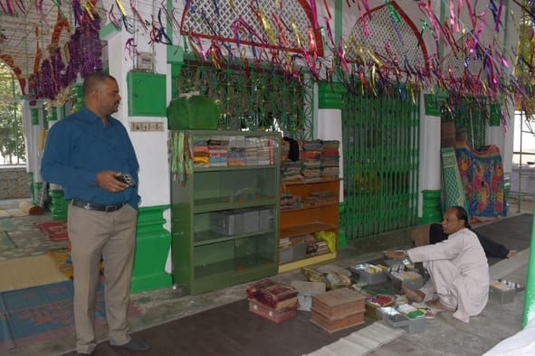 अतिक्रमण हटाती टीम।