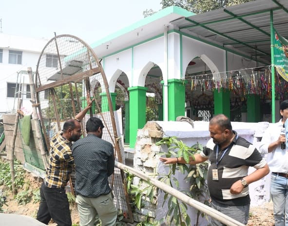 अतिक्रमण हटाती टीम।