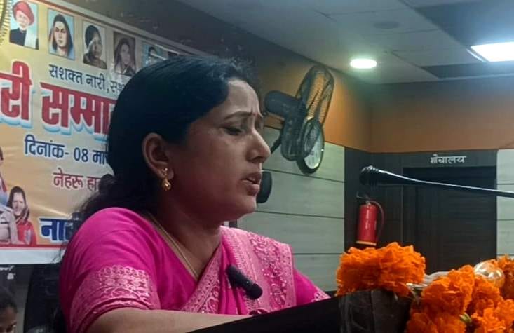 अंतरराष्ट्रीय महिला दिवस पर मेजवा गांव में  बढ़ते कदम महिला मंगल दल के कार्यक्रम को संबोधित कर