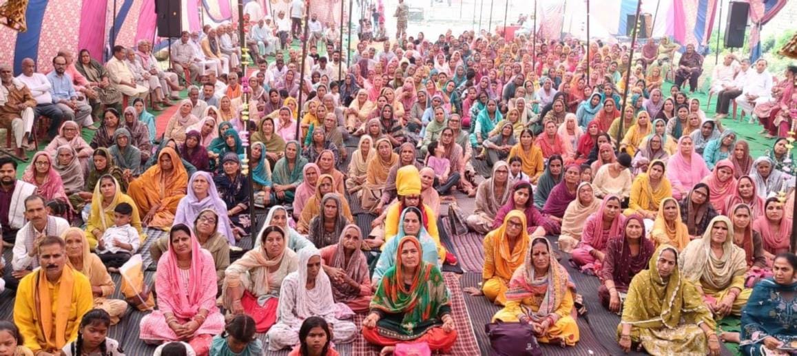 बन्नू चक में प्रवचन करते संत सुभाष शास्त्री। स्रोत आयोजक