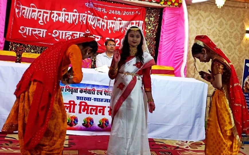 चित्रा टॉकीज परिसर में वीआईपी ग्रुप विद हेल्पिंग हैंड की ओर से आयोजित होली मिलन कार्यक्रम में म