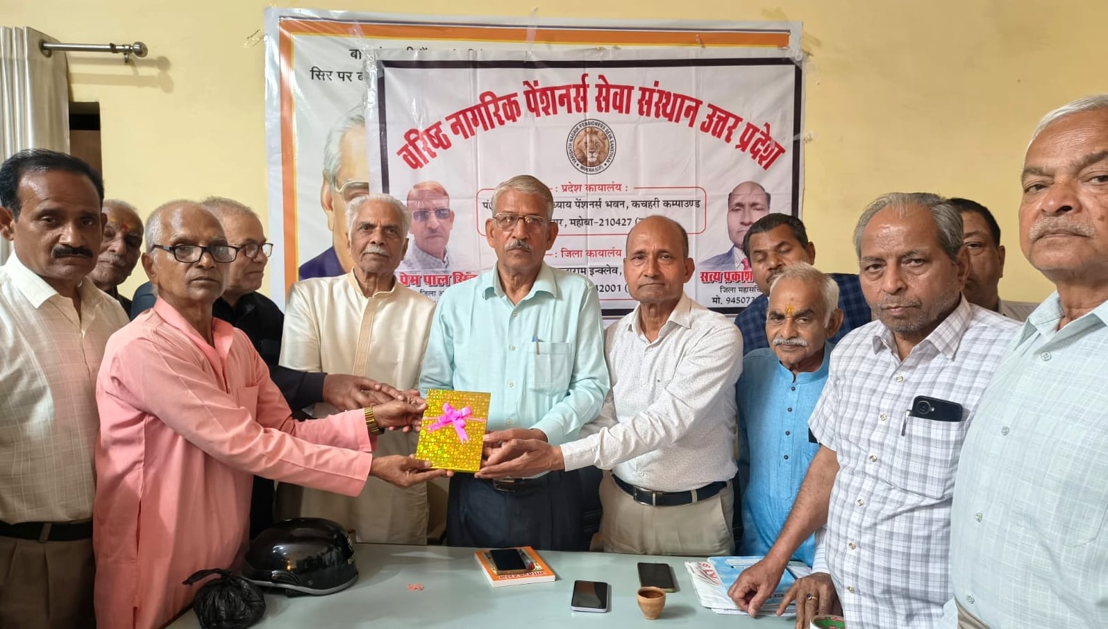 चित्रा टॉकीज परिसर में वीआईपी ग्रुप विद हेल्पिंग हैंड की ओर से आयोजित होली मिलन कार्यक्रम में म