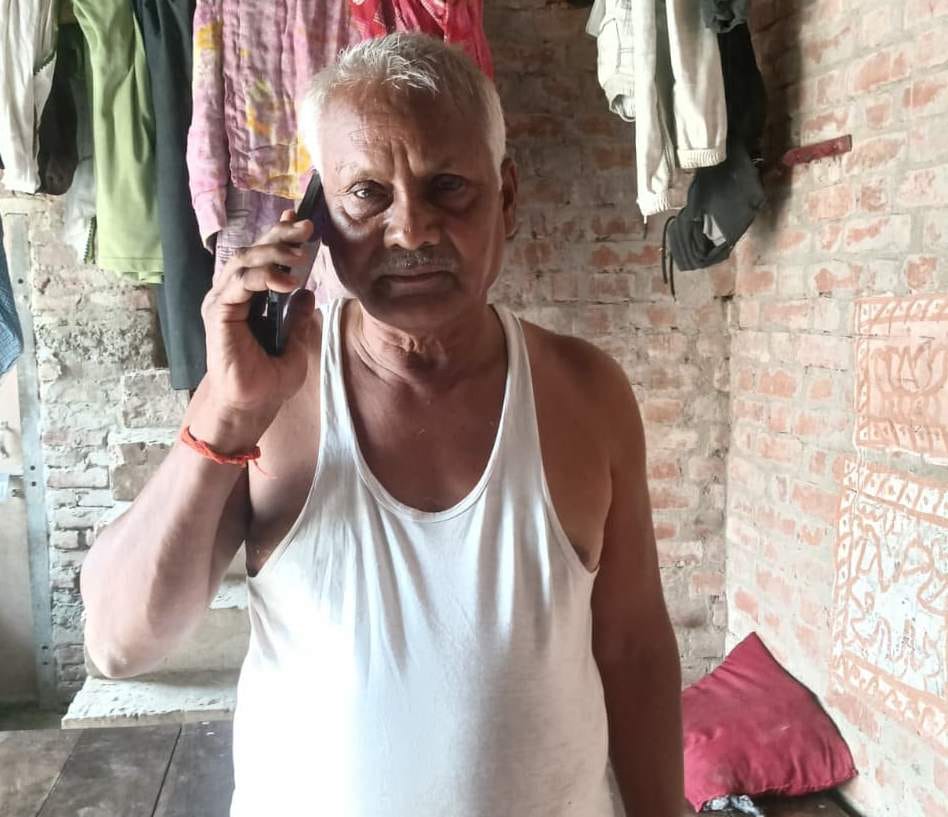 चंद्रेश चौहान की पत्नी मोबाइल पर बात करती। संवाद चंद्रेश चौहान की पत्नी मोबाइल पर बात करती। संवाद