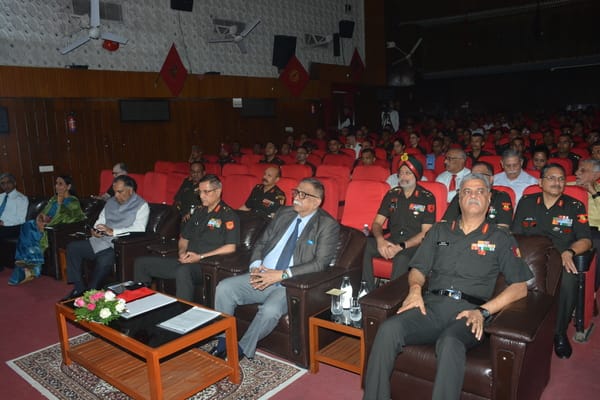 छावनी स्थित सूर्या ऑडिटोरियम में चर्चा करते लेफ्टिनेंट जनरल राज शुक्ला, राजदूत रुचिरा कंबोज, रा