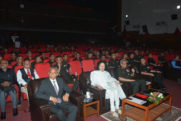 छावनी स्थित सूर्या ऑडिटोरियम में चर्चा करते लेफ्टिनेंट जनरल राज शुक्ला, राजदूत रुचिरा कंबोज, रा