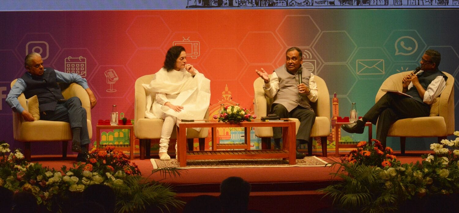 छावनी स्थित सूर्या ऑडिटोरियम में चर्चा करते लेफ्टिनेंट जनरल राज शुक्ला, राजदूत रुचिरा कंबोज, रा