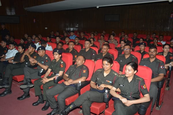 छावनी स्थित सूर्या ऑडिटोरियम में चर्चा करते लेफ्टिनेंट जनरल राज शुक्ला, राजदूत रुचिरा कंबोज, रा