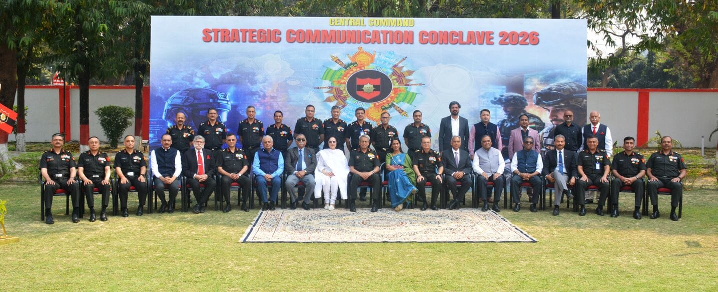 छावनी स्थित सूर्या ऑडिटोरियम में चर्चा करते लेफ्टिनेंट जनरल राज शुक्ला, राजदूत रुचिरा कंबोज, रा