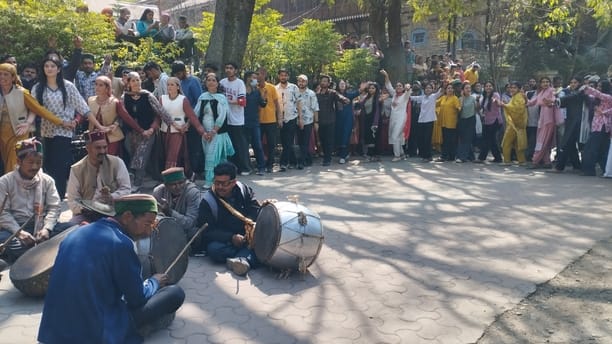 फाग मेले के अंतिम दिन सुख समृद्धि का आशीर्वाद देकर लौटे देवता बूढ़ा सरौहणी। संवाद