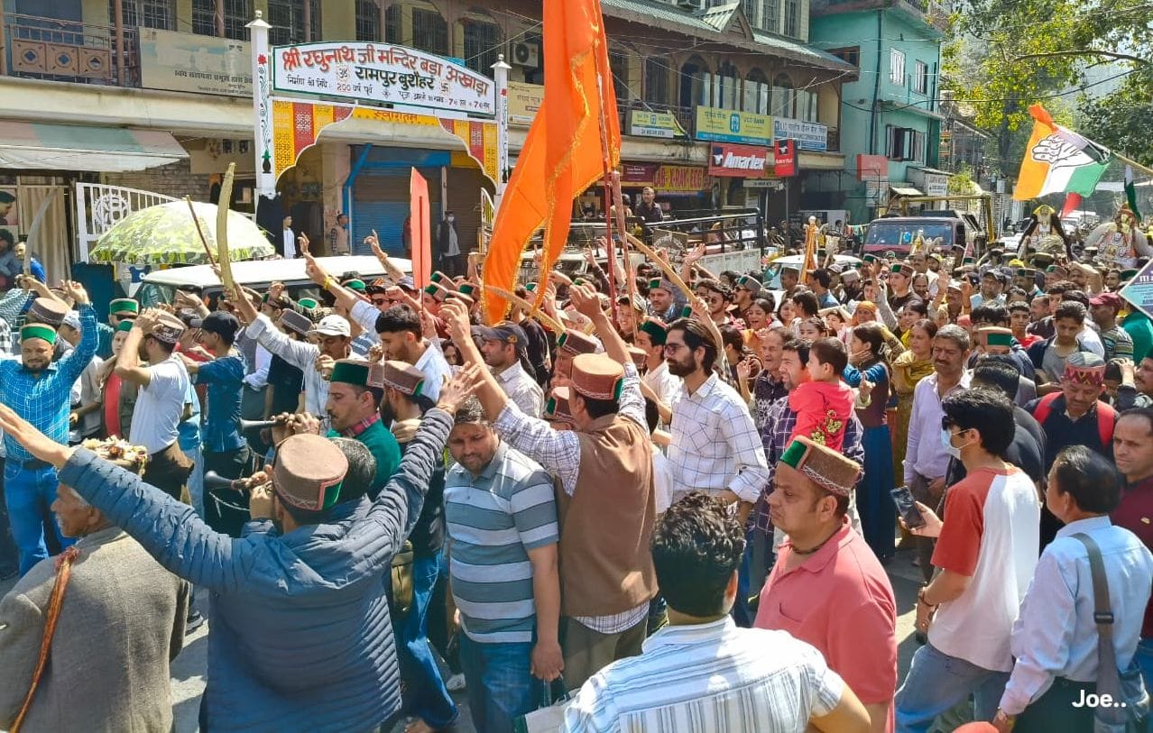 फाग मेले के अंतिम दिन सुख समृद्धि का आशीर्वाद देकर लौटे देवता बूढ़ा सरौहणी। संवाद