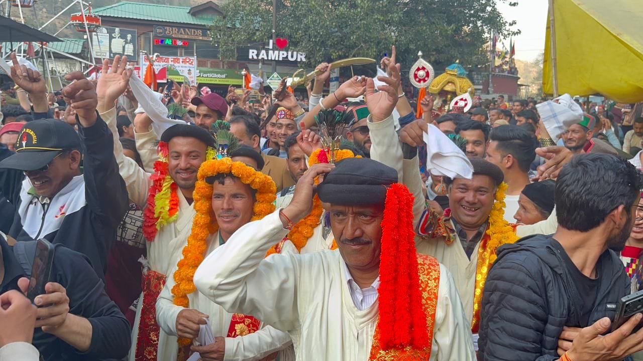 फाग मेले के अंतिम दिन सुख समृद्धि का आशीर्वाद देकर लौटे देवता बूढ़ा सरौहणी। संवाद