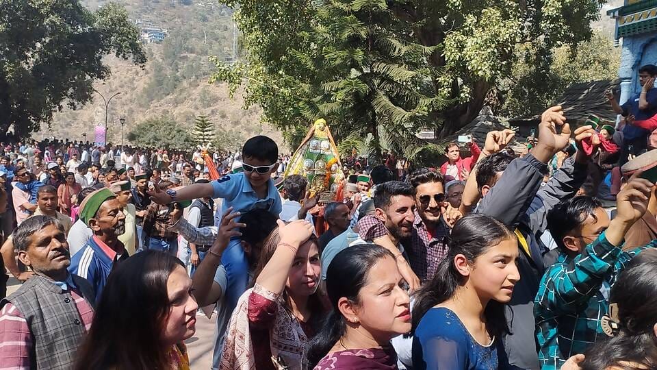 फाग मेले के अंतिम दिन सुख समृद्धि का आशीर्वाद देकर लौटे देवता बूढ़ा सरौहणी। संवाद