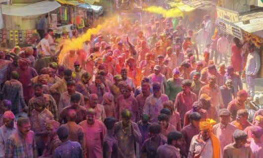 फाग यात्रा में शामिल समाजजन फाग यात्रा में शामिल समाजजन