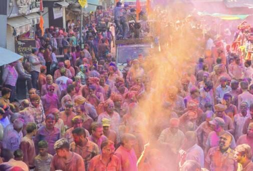 फाग यात्रा में शामिल समाजजन फाग यात्रा में शामिल समाजजन