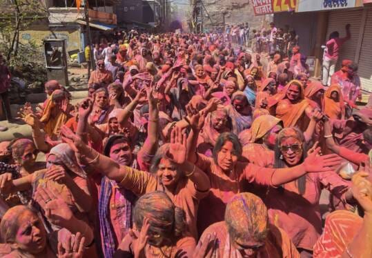 फाग यात्रा में शामिल समाजजन फाग यात्रा में शामिल समाजजन
