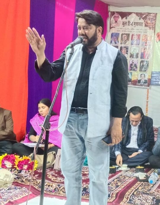 फोटो-03- नुमाइश मेला पंडाल में मुशायरे में कलाम पेश करते शायर नदीम फारुख। संवाद फोटो-03- नुमाइश मेला पंडाल में मुशायरे में कलाम पेश करते शायर नदीम फारुख। संवाद