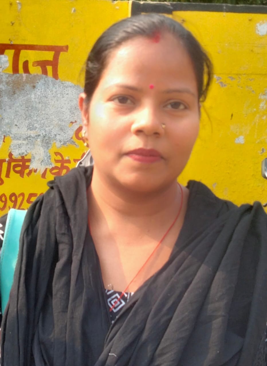 फोटो 07 एचएएमपी 18- सिलाई मशीन चलाती प्रशिक्षु। संवाद