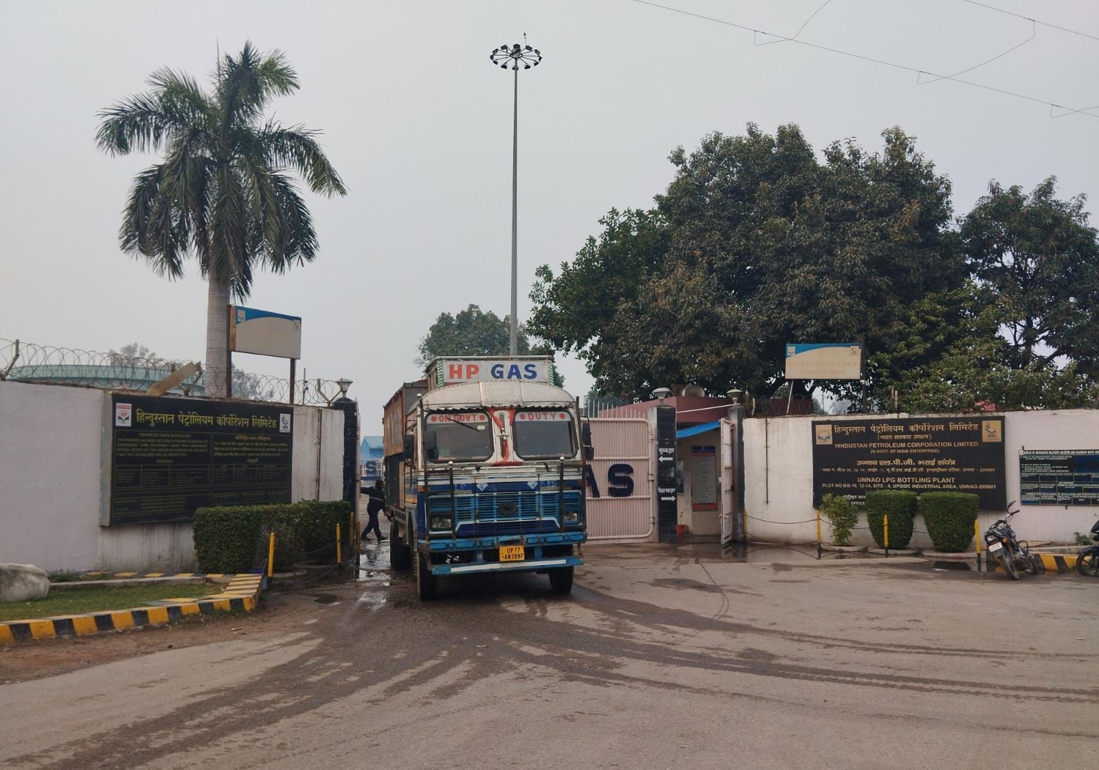 फोटो-2- मियागंज सीएचसी में भर्ती जहर खुरानी गिरोह का शिकार हुए रामपाल। संवाद