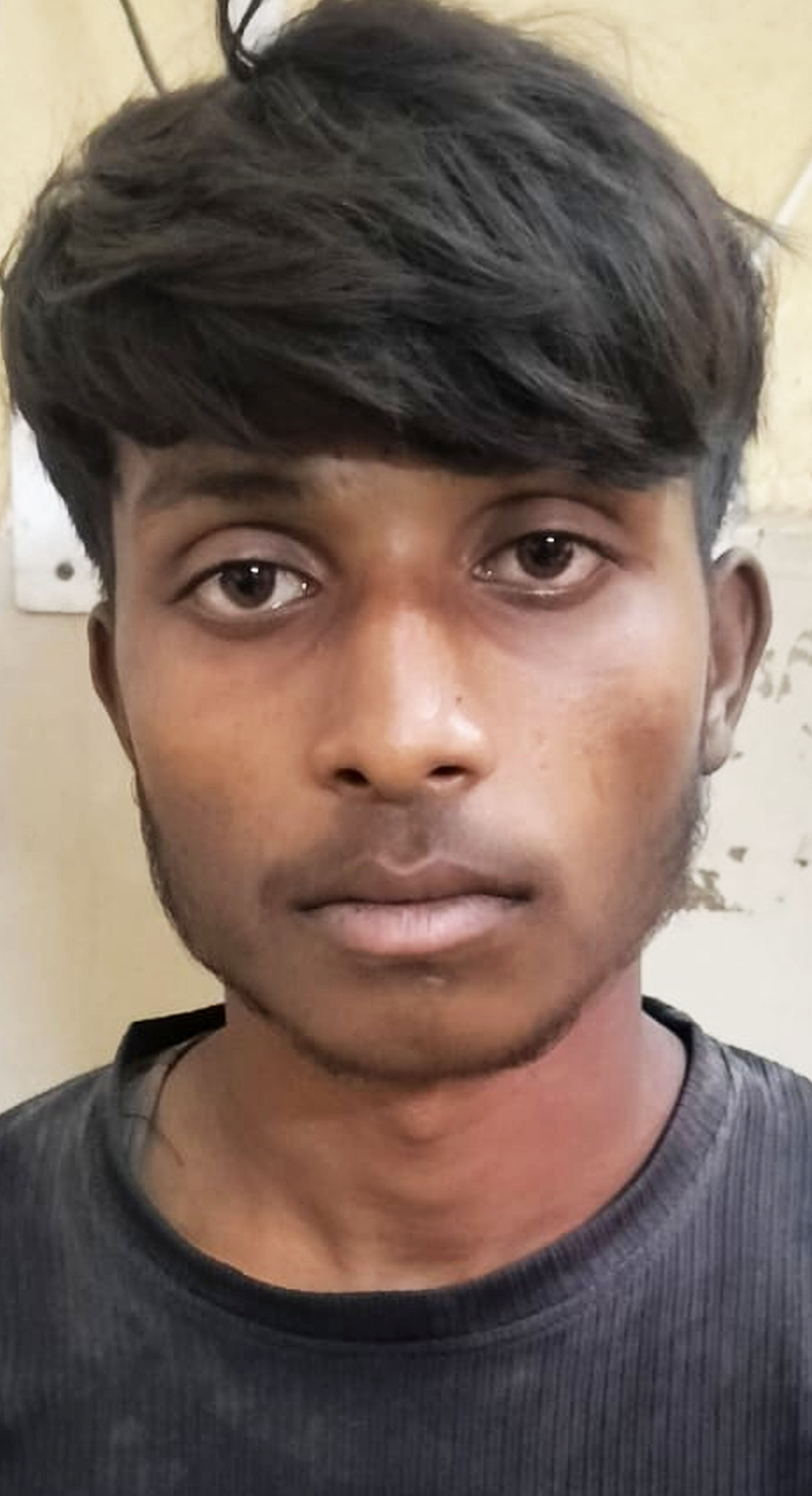 फोटो-22-हुसैनगंज थाने में पकड़ा गया आरोपी। स्रोत पुलिस फोटो-22-हुसैनगंज थाने में पकड़ा गया आरोपी। स्रोत पुलिस