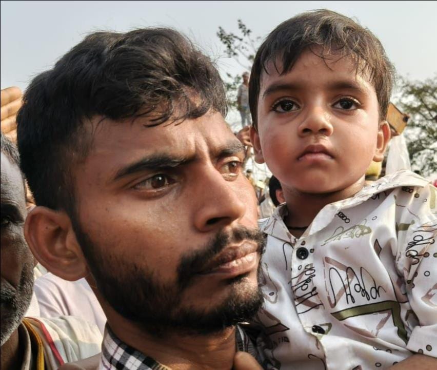 फोटो-23 गांव कलौली में हवलदार के घर के बाहर व छतों पर गमगीन खड़ी महिलाएं। संवाद